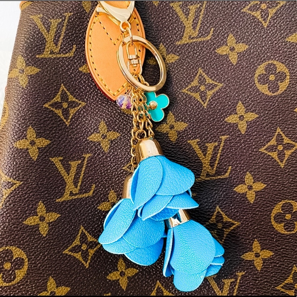 HP 🎉 Blue rose keychain 💕💕💕